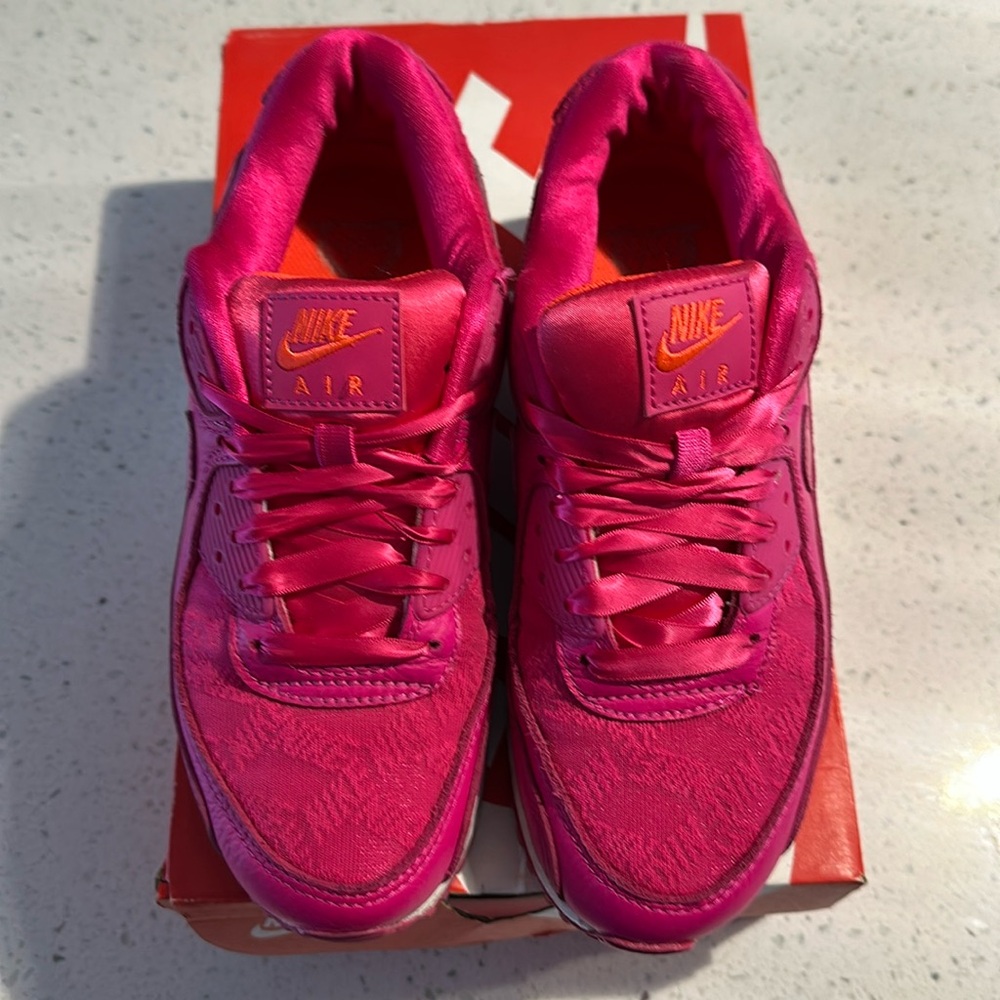 Nike Air Max 90, women’s 7.5, deep pink